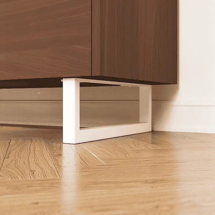 HEVVA Möbelfuß-Set GRAZ - L x B x H: 25 x 3 x 10 cm, Metall, 2 Stk. - Weißes, rechteckiges Metallbein trägt einen dunkelbraunen Holzschrank.