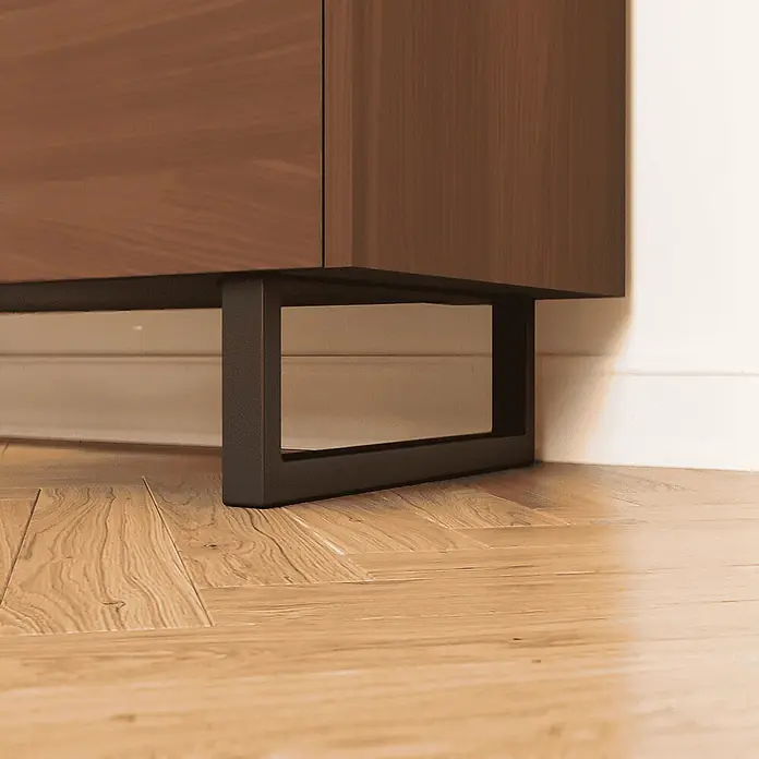 HEVVA Möbelfuß-Set GRAZ - L x B x H: 20 x 3 x 10 cm, Metall, 2 Stk. - Brauner Holzschrank mit dunklen, quadratischen Metallbeinen auf hellem Holzfußboden.