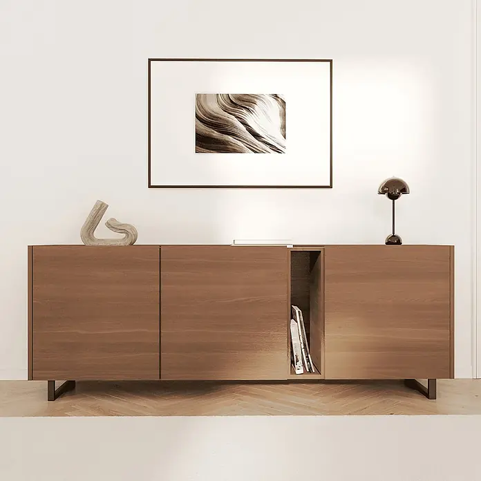 HEVVA Möbelfuß-Set GRAZ - L x B x H: 20 x 3 x 10 cm, Metall, 2 Stk. - Ein langes, hölzernes Sideboard mit geschlossenen Schränken und einem offenen Fach mit Büchern, dekoriert mit Skulptur und Lampe, steht auf hellem Boden.