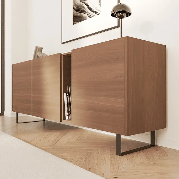 HEVVA Möbelfuß-Set LUXEMBURG - L x B x H: 35 x 4 x 15 cm, Metall, 2 Stk. - Braunes Holzsideboard mit dunklen Metallbeinen, ein Fach leicht geöffnet mit Büchern und dezenter Unterbodenbeleuchtung.