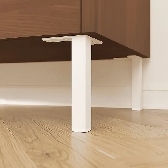 HEVVA 4x Möbelfüße - LUZERN - Höhe 25 cm,Quadratisch, Weiß -  - Weißes quadratisches Möbelbein, mit Schrauben befestigt, stützt einen dunkelbraunen Schrank auf hellem Holzboden.