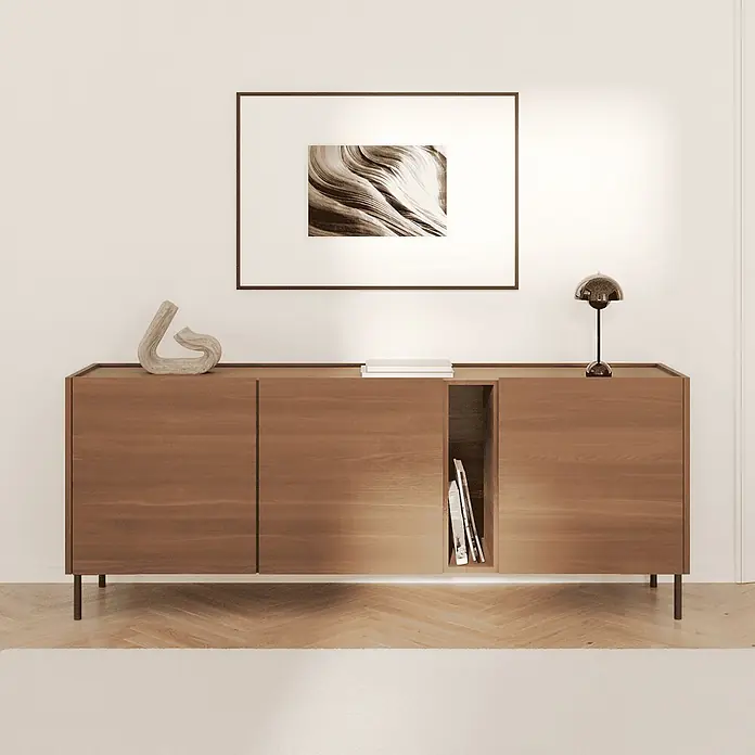 HEVVA 4x Möbelfüße - LINZ - Höhe 25 cm,Rund, Schwarz -  - Braunes Sideboard aus Holz mit drei Türen und offenem Fach, dekoriert mit Skulptur und Büchern, auf hellem Holzboden.
