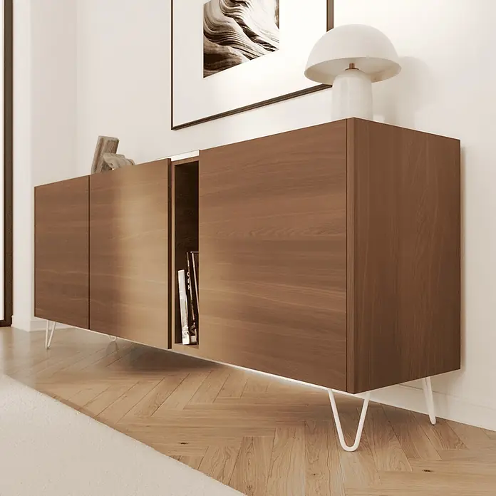 HEVVA Möbelfuß NEAPEL Haarnadelbein - Metall - Modernes Sideboard aus braunem Holz mit weißen Haarnadelbeinen, teilweise offen, mit Büchern und einer Lampe sowie Dekoration darauf.