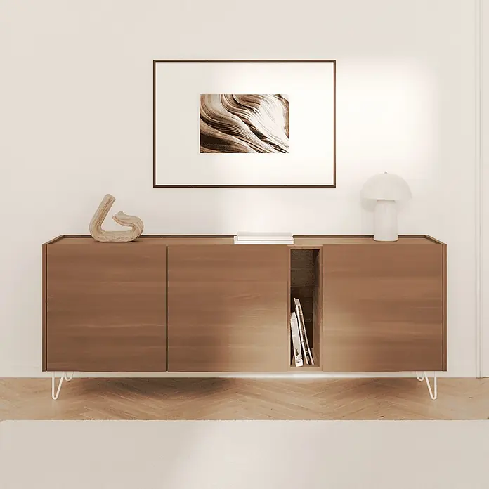 HEVVA Möbelfuß NEAPEL Haarnadelbein - Metall - Braunes Sideboard aus Holz mit weißen Haarnadelbeinen, zentralem offenen Fach und Dekoration in einem modernen Raum.