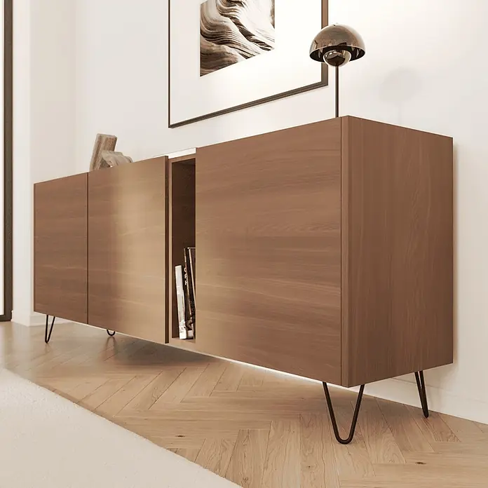 HEVVA Möbelfuß NEAPEL Haarnadelbein - Metall - Modernes Sideboard aus braunem Holz mit schwarzen Haarnadelbeinen und dezenter Unterbodenbeleuchtung, mit Büchern.