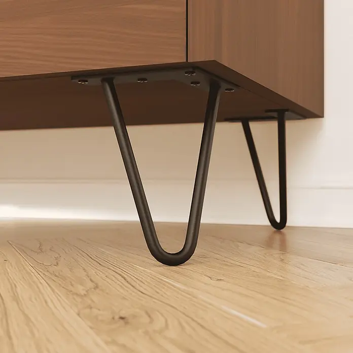HEVVA Möbelfuß NEAPEL Haarnadelbein - Metall - Braunes Holzmöbel mit dunklen Metall-Hairpin-Beinen auf hellem Holzfußboden.