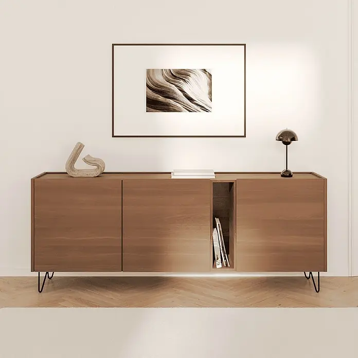 HEVVA Möbelfuß NEAPEL Haarnadelbein - Metall - Hölzernes Sideboard mit Haarnadelbeinen in einem Raum, das Deko und Bücher präsentiert.