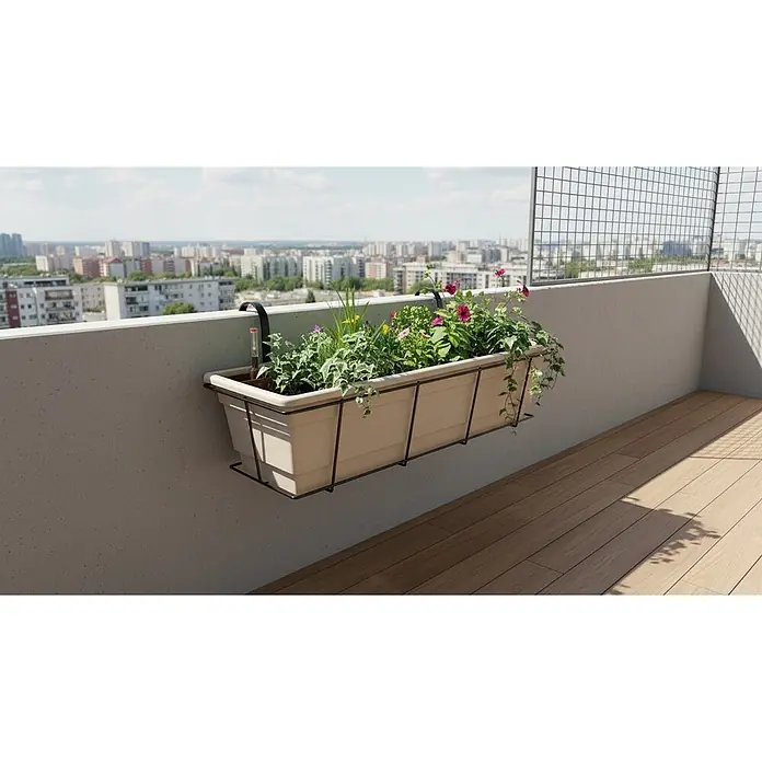 Plastard Pflanzkasten 3er Set 80 cm selbstwässernd Hydroeinsatz & Metallkorb - Seidengrau - 3 Stk., Kunststoff, Seidengrau - Ein langer, beiger Blumenkasten aus Kunststoff mit bunten Pflanzen und Blumen, an einem Balkongeländer mit schwarzem Metallhalter befestigt.