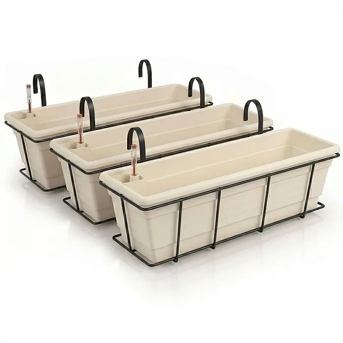 Plastard Pflanzkasten 3er Set 80 cm selbstwässernd Hydroeinsatz & Metallkorb - Seidengrau - 3 Stk., Kunststoff, Seidengrau - Drei beige rechteckige Blumenkästen aus Kunststoff mit schwarzen Metallhaken und Wasserstandsanzeigern.
