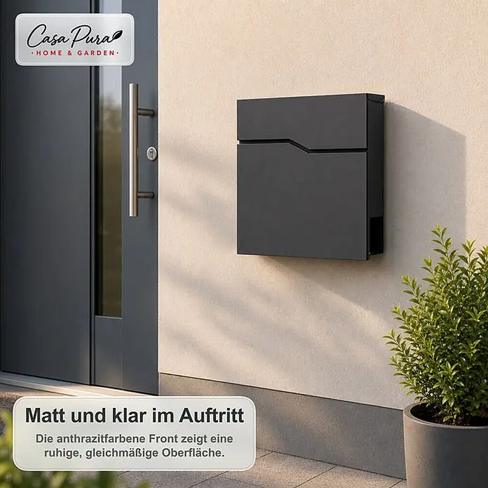 Floordirekt Wandbriefkasten Pascal - L x B x H: 10,5 x 37 x 37 cm, Anthrazit, Stahl, Zeitungsfach - Anthrazitfarbener matter Wandbriefkasten mit klarer, glatter Oberfläche, neben einer modernen Tür.