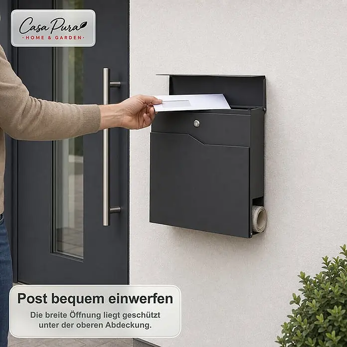 Floordirekt Wandbriefkasten Pascal - L x B x H: 10,5 x 37 x 37 cm, Anthrazit, Stahl, Zeitungsfach - Dunkelgrauer Metallbriefkasten mit breitem, geschütztem Einwurfschlitz und Zeitungsfach; eine Person wirft einen Brief ein.