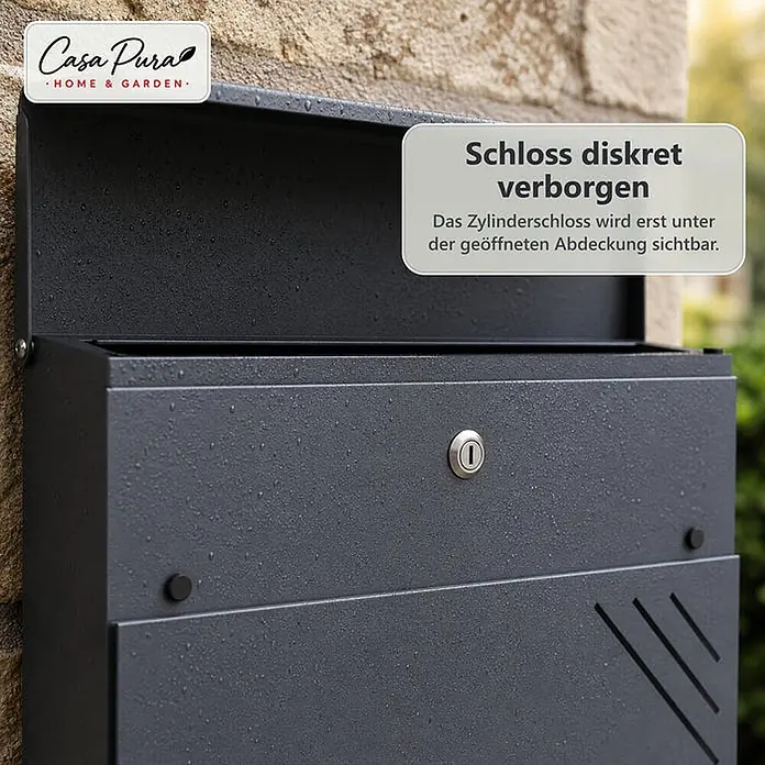Floordirekt Wandbriefkasten Lucien - L x B x H: 10,5 x 37 x 37 cm, Anthrazit, Stahl, Zeitungsfach - Dunkelgrauer Metallbriefkasten an einer Wand. Er verfügt über ein diskret verstecktes Zylinderschloss, das nur bei geöffneter Abdeckung sichtbar ist.