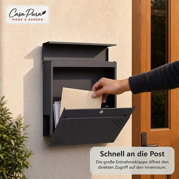 Floordirekt Wandbriefkasten Lucien - L x B x H: 10,5 x 37 x 37 cm, Anthrazit, Stahl, Zeitungsfach - Dunkelgrauer Metallbriefkasten an einer Wand, eine Hand entnimmt Post aus der geöffneten Entnahmeklappe.