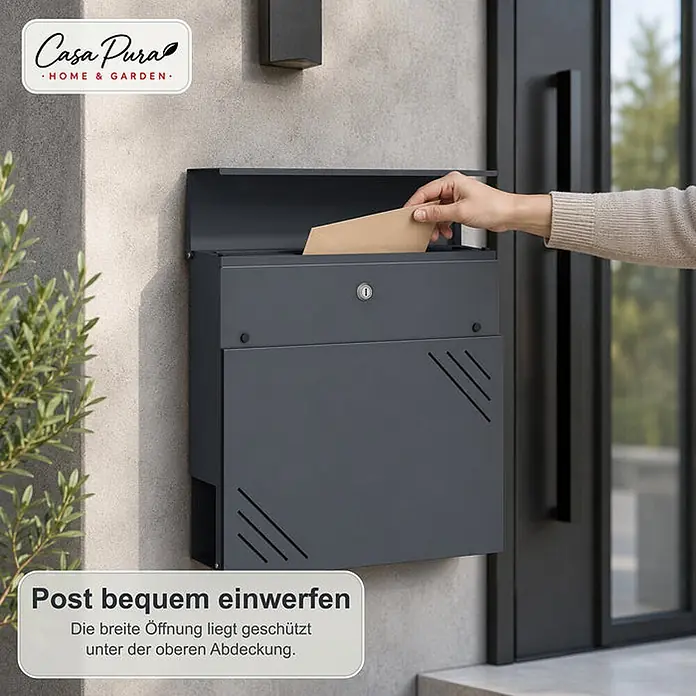 Floordirekt Wandbriefkasten Lucien - L x B x H: 10,5 x 37 x 37 cm, Anthrazit, Stahl, Zeitungsfach - Anthrazitfarbener Briefkasten an der Wand, eine Hand wirft einen Brief in die breite Öffnung.
