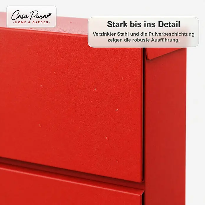Floordirekt Wandbriefkasten Adrien - L x B x H: 10,5 x 37 x 37 cm, Rot, Stahl, Zeitungsfach - Nahaufnahme einer robusten, rot pulverbeschichteten Oberfläche aus verzinktem Stahl mit Wassertropfen, die ihre Strapazierfähigkeit zeigt.