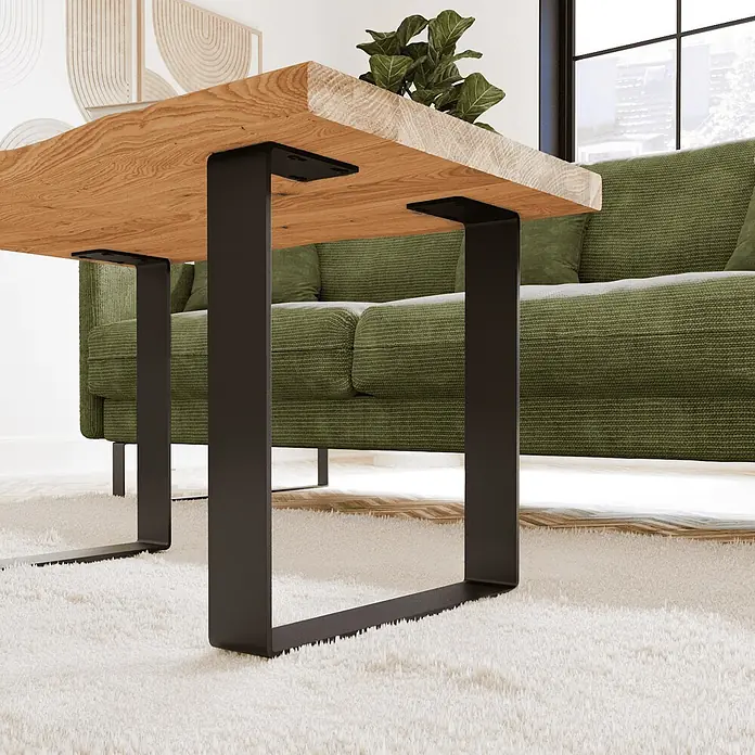 HEVVA Tischgestell TURIN - L x B x H: 50 x 7 x 43 cm, Metall - Robuster Couchtisch mit Naturholzplatte und schwarzen U-förmigen Metallbeinen, auf flauschigem weißem Teppich neben einem grünen Sofa.