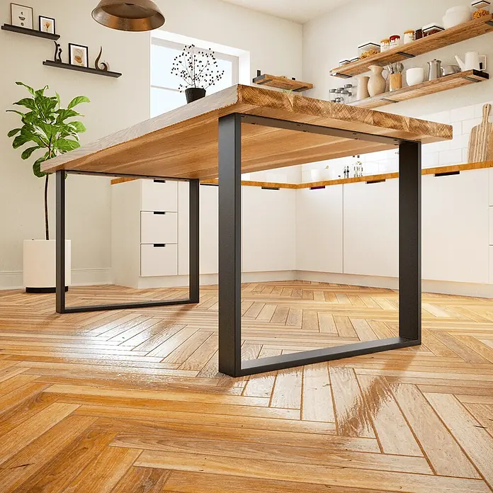 HEVVA Tischgestell BASEL - L x B x H: 70 x 8 x 72 cm, Metall - Ein rechteckiger Esstisch aus Holz mit schwarzen U-förmigen Metallbeinen, zentral in einer hellen Küche mit weißen Schränken platziert.