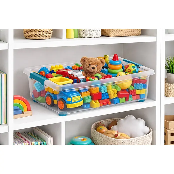 Ondis24 Aufbewahrungsbox - L x B x H: 59 x 39 x 18,5 cm, Kunststoff, Transparent - Transparente Plastik-Aufbewahrungsbox mit türkisen Griffen, gefüllt mit bunten Bausteinen, einem Teddybär und Spielzeug.