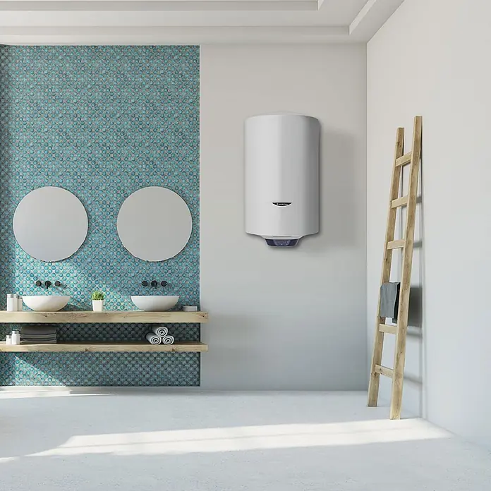 Ariston Termo eléctrico Blu1 Eco - 80 l, 1.500 W, Montaje en la pared - Calentador de agua cilíndrico blanco Ariston en baño moderno.