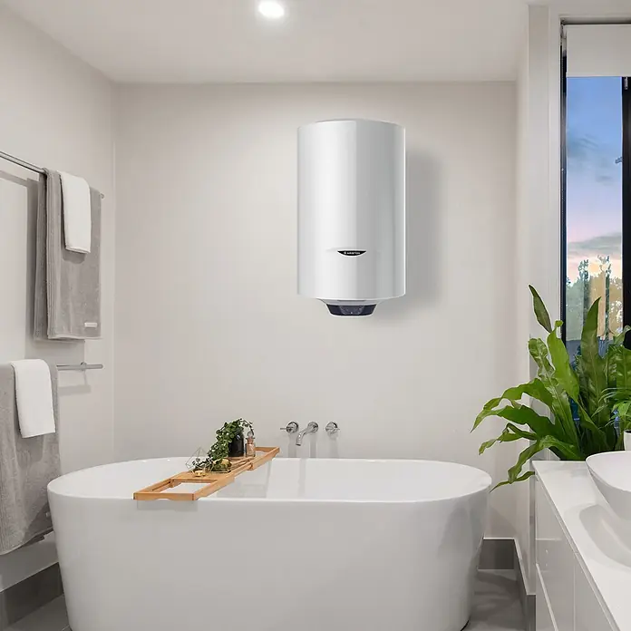 Ariston Termo eléctrico Blu1 Eco - 80 l, 1.500 W, Montaje en la pared - Calentador de agua eléctrico cilíndrico blanco montado en la pared del baño sobre una bañera exenta.