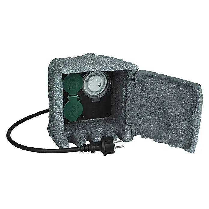 Voltomat Baustromverteiler mit Zeitschaltuhr Power Rock - Anzahl Steckdosen Schuko: 2 Stk., IP44 - Hier ist eine Außensteckdose in Felsoptik mit einem Timer. Die Steckdose hat zwei grüne Abdeckungen und ein offenes Fach.