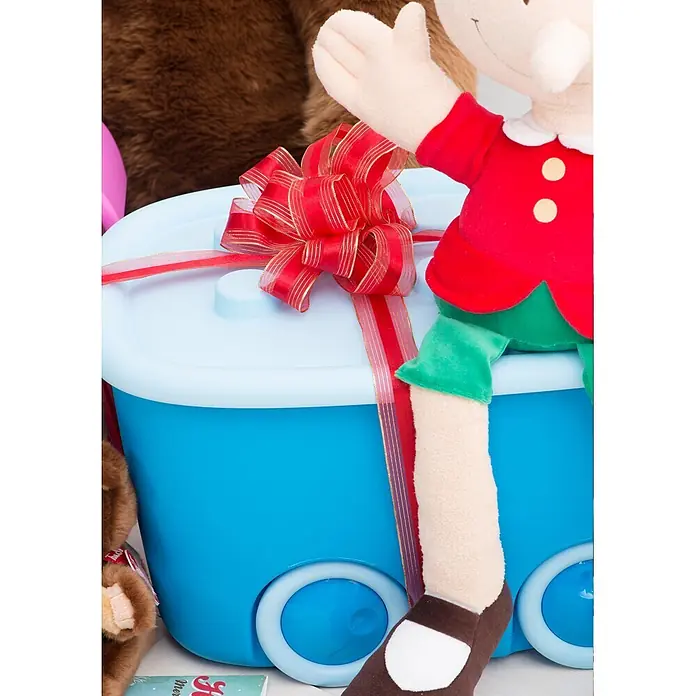 Ondis24 Aufbewahrungsbox - L x B x H: 52 x 38,5 x 32 cm, Kunststoff, Blau - Plüschelf puppe sitzt auf blauer Spielzeugkiste mit rotem Band und Schleife, umgeben von anderen Spielsachen.