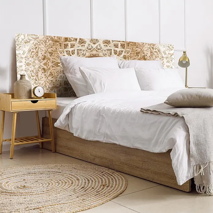 Cabecero de cama Alhambra - L x An: 135 x 60 cm, Natural - Cabecero con intrincado patrón dorado en una cama en un dormitorio luminoso.