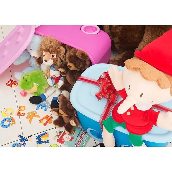 Ondis24 Aufbewahrungsbox - L x B x H: 52 x 38,5 x 32 cm, Kunststoff, Blau - Bunte Plüschtiere und Kinder-Alphabetstücke auf dem Boden um rosa und blaue Spielzeugkisten verteilt.