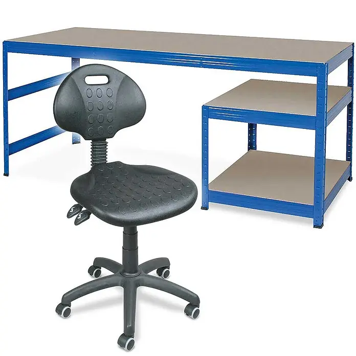 BRB Packtisch mit Unterbau mit 2 Böden, 1800 x 600 x 900 mm + Arbeitsdrehstuhl -  - Blauer Metall-Arbeitstisch mit integrierten Regalen und einem schwarzen ergonomischen Drehstuhl mit Rollen.