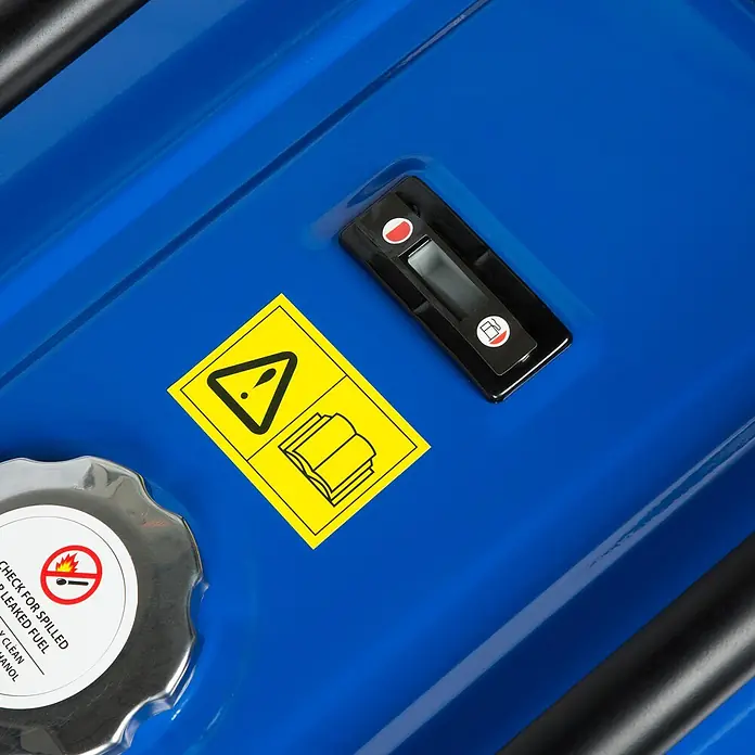 EBERTH Stromerzeuger Benzin 1 Phase 5500 W, 13 PS, E-Start, Fahrwerk, AVR - Nennleistung: 5 kW, Tankvolumen: 25 l - Nahaufnahme der blauen Oberseite eines Generators mit Warnhinweisen und Tankanzeige.
