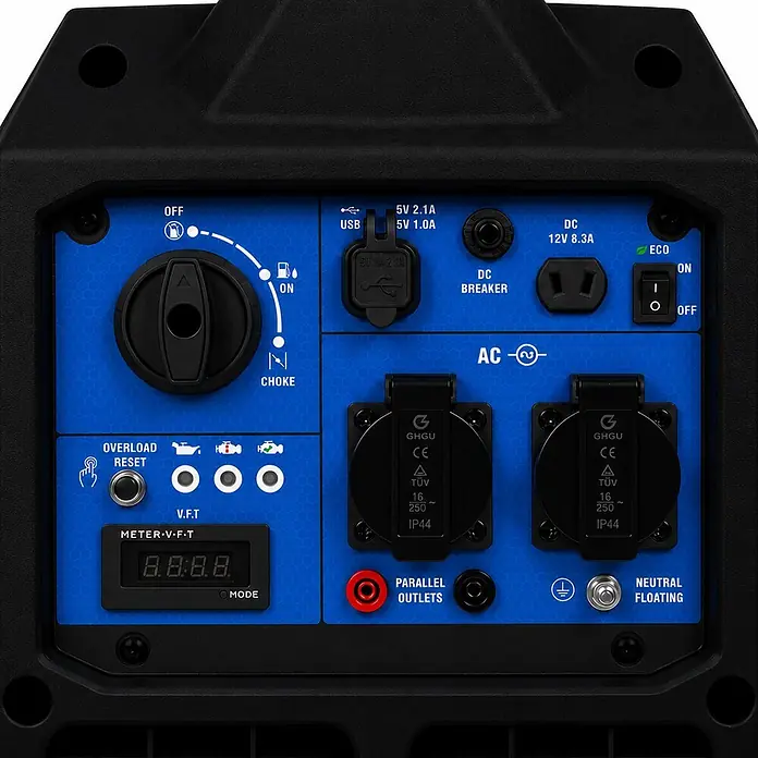 EBERTH Stromerzeuger 3500 Watt Inverter leise Stromgenerator 2x 230V Schuko, 12V und USB - Tankvolumen: 5 l, Verbrauch: 0,7 l/h - Schwarzes und blaues Generator-Bedienfeld mit USB, AC/DC-Anschlüssen, Digitalanzeige und Schaltern für Leistung, Choke und ECO-Modus.