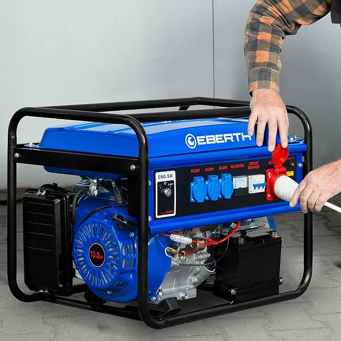 EBERTH Stromerzeuger 5500 Watt 13PS Leistung E-Start 3-Phasen - Nennleistung: 5 kW, Tankvolumen: 25 l - Ein blau-schwarzer tragbarer Generator, an den eine Person einen weißen Netzstecker in eine rote Steckdose steckt.
