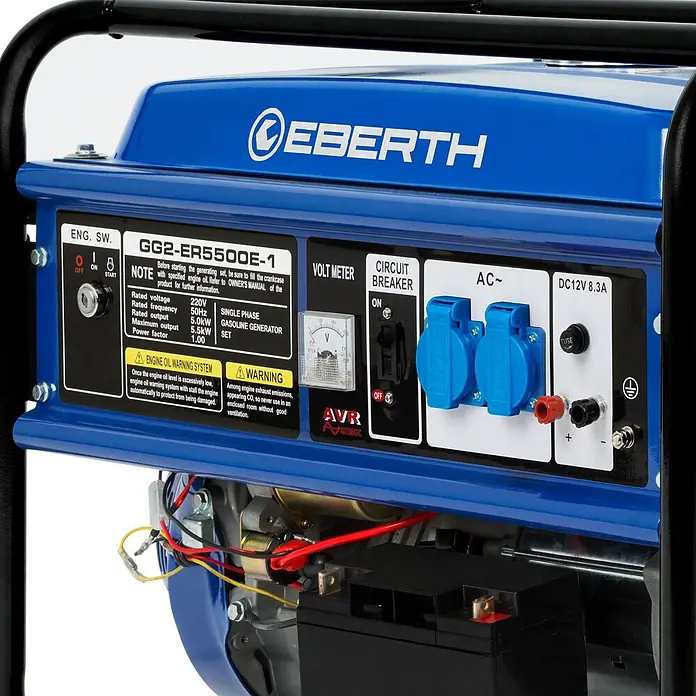 EBERTH Stromerzeuger Benzin 5500 W, 13 PS, 230 V, 1 Phase, E-Start, AVR - Nennleistung: 5 kW, Tankvolumen: 25 l - Blauer Benzin-Stromerzeuger mit schwarzem Bedienfeld, Steckdosen, Schaltern und Voltmeter.
