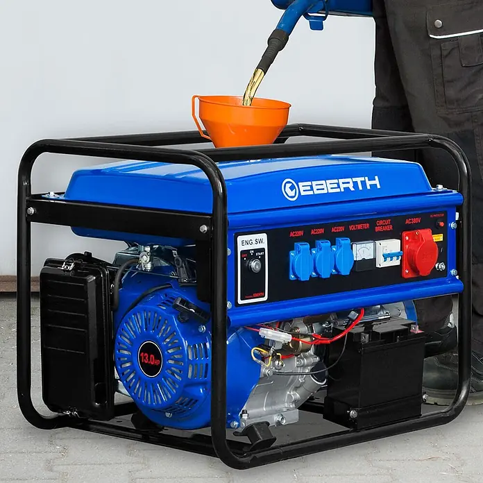 EBERTH Stromerzeuger 5500 Watt 13PS Leistung E-Start 3-Phasen - Nennleistung: 5 kW, Tankvolumen: 25 l - Blauer und schwarzer EBERTH Generator wird mit einem orangefarbenen Trichter und einer Zapfpistole betankt.