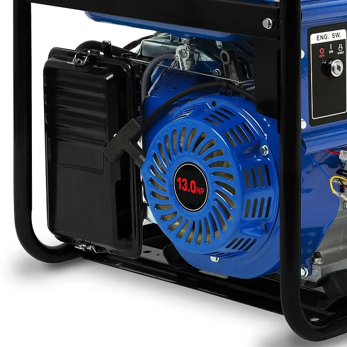EBERTH Stromerzeuger Benzin 5500 W, 13 PS, 230 V, 1 Phase, E-Start, AVR - Nennleistung: 5 kW, Tankvolumen: 25 l - Nahaufnahme eines blauen Generator-Motors mit schwarzem Luftfilter, Seilzugstarter, 13,0-PS-Kennzeichnung und Bedienfeld, in einem schwarzen Metallrahmen.