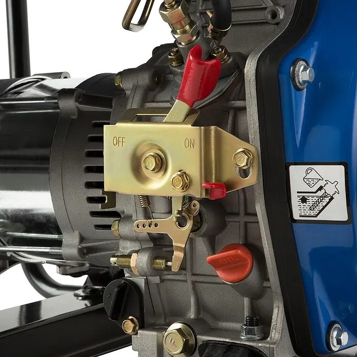 EBERTH Stromerzeuger Diesel 2000 W, 3,8 PS, 230 V, 1 Phase, AVR, Seilzugstart - Nennleistung: 1,8 kW, Tankvolumen: 12 l - Nahaufnahme eines grau-blauen Motors mit goldener Steuerkonsole, rotem ON/OFF-Hebel und orangefarbenem Öldeckel.