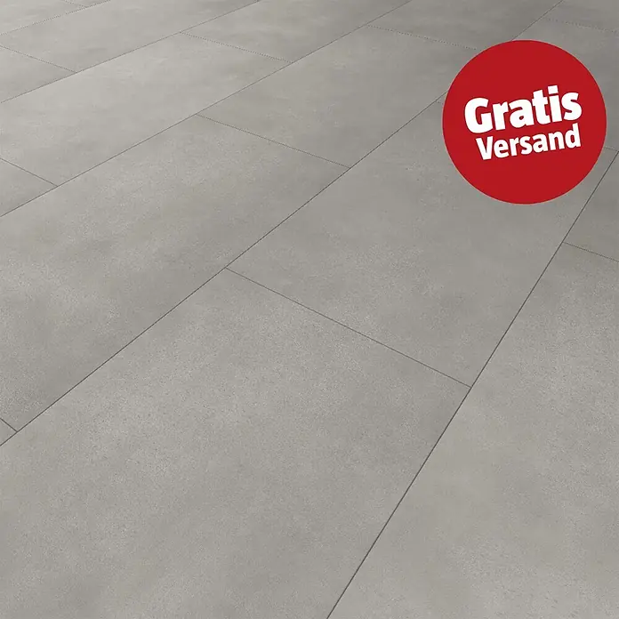 Vinylboden Rigid Fliese Concrete - Concrete Light, Fliese, 812 x 406 x 4 mm - Helle, strukturierte Bodenfliesen in Betonoptik, rechteckig verlegt mit gepunkteten Fugen.