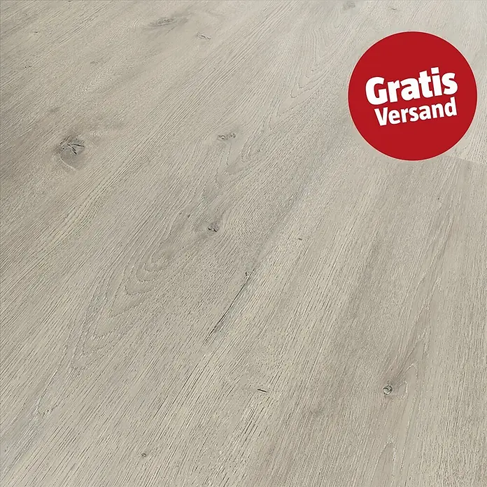 b!design Vinylboden Isocore Inside - Versailles, Landhausdiele, 1.510 x 300 x 7 mm - Hellgrauer Bodenbelag in Holzoptik mit sichtbarer Maserung und Ästen und einem roten "Gratis Versand" Aufkleber.