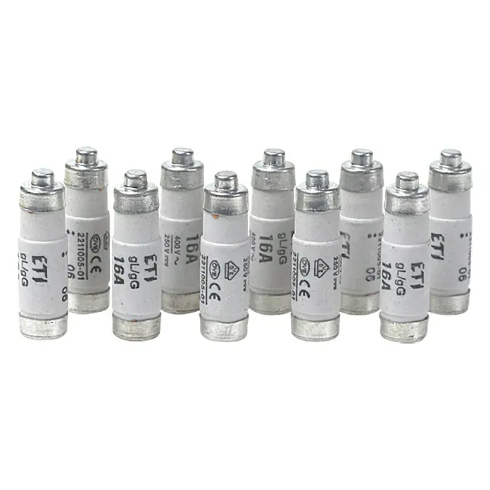 Neozed-Sicherung - 16 A, 400 V, D01, E14, 10 Stk. - Nahaufnahme einer Reihe von weißen, zylindrischen ETI-Sicherungen mit silbernen Endkappen und aufgedruckten technischen Daten.