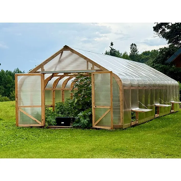 Garten Dream Gewächshaus Classic Wood - 450 x 800 cm, Material Seitenwand: Kunststoff, 10 mm, Braun - Gewächshaus mit Holzrahmen und lichtdurchlässigen Platten, offenen Türen und Pflanzen.