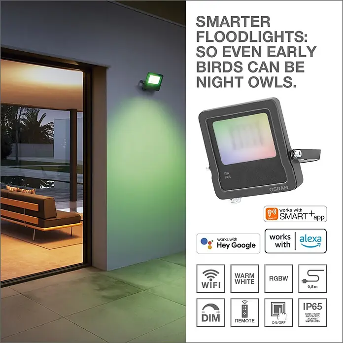 Osram LED-Außenwandleuchte - 23 W, 20 x 19,7 x 26,2 cm, Dunkelgrau, IP44 - Schwarzer Osram Smart-Flutlichtstrahler beleuchtet eine Außenwand grün, zeigt Farbwechselmöglichkeiten.