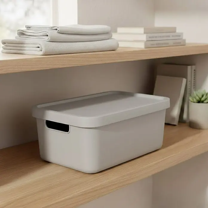 Plastard Aufbewahrungsbox-Set 2er-Set 31 Liter in Grau mit Deckel – Stapelboxen, Lagerboxen - L x B x H: 45,5 x 33,5 x 25 cm, Kunststoff, Grau, 2 Stk. - Hellgraue Aufbewahrungsbox mit Deckel auf einem Holzregal.