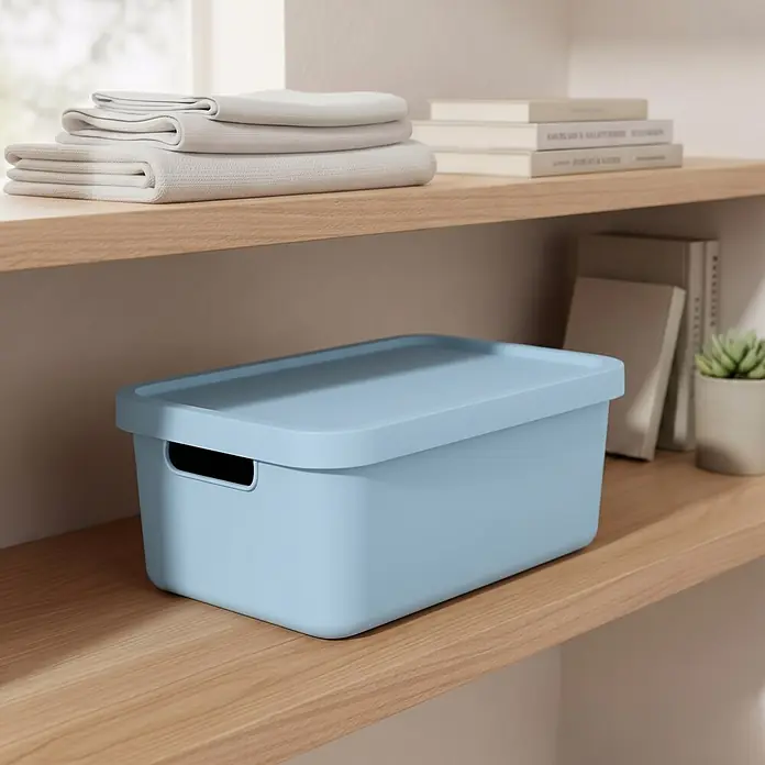 Plastard Aufbewahrungsbox-Set 4er-Set 31 Liter in Blau mit Deckel – Stapelboxen, Lagerboxen - L x B x H: 45,5 x 33,5 x 25 cm, Kunststoff, Blau, 4 Stk. - Hellblaue Aufbewahrungsbox aus Kunststoff mit Deckel und integrierten Griffen, auf einem Holzregal.