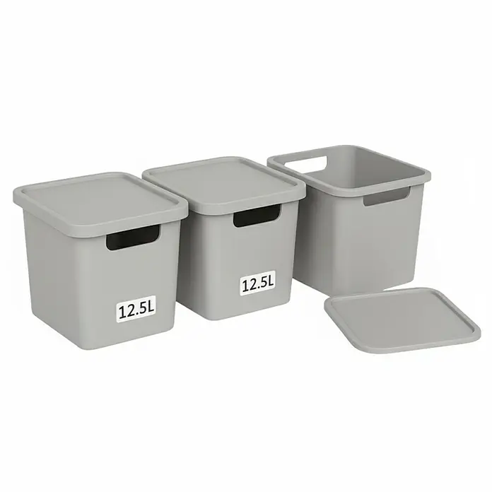 Plastard Aufbewahrungsbox-Set 3er-Set 12,5 Liter in Grau mit Deckel – Stapelboxen, Lagerboxen - L x B x H: 32 x 22 x 24 cm, Kunststoff, Grau, 3 Stk. - Drei graue Kunststoff-Aufbewahrungsboxen, zwei mit Deckel und 12,5L-Etikett, eine offen mit separatem Deckel.