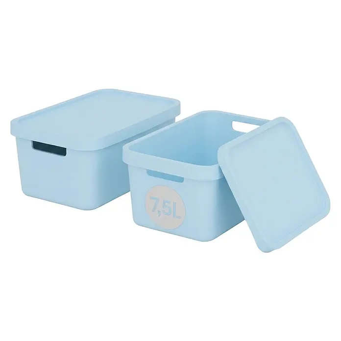 Plastard Aufbewahrungsbox-Set 2er-Set 7,5 Liter in Blau mit Deckel – Stapelboxen, Lagerboxen - L x B x H: 32 x 22 x 15 cm, Kunststoff, Blau, 2 Stk. - Zwei hellblaue Kunststoff-Aufbewahrungsboxen mit Deckeln. Eine ist geschlossen, die andere offen und zeigt eine '7,5L' Kapazitätskennzeichnung.