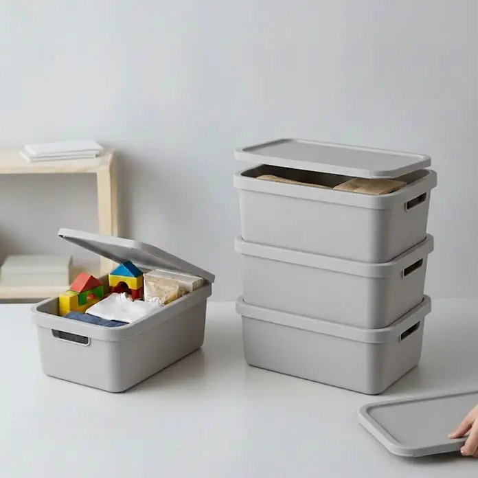 Plastard Aufbewahrungsbox-Set 2er-Set 7,5 Liter in Grau mit Deckel – Stapelboxen, Lagerboxen - L x B x H: 32 x 22 x 15 cm, Kunststoff, Grau, 2 Stk. - Stapelbare graue Aufbewahrungsboxen mit Deckeln. Eine ist geöffnet mit Inhalt, andere sind gestapelt.
