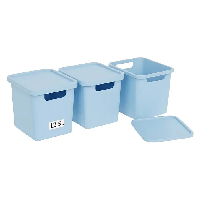 Plastard Aufbewahrungsbox-Set 3er-Set 12,5 Liter in Blau mit Deckel – Stapelboxen, Lagerboxen - L x B x H: 32 x 22 x 24 cm, Kunststoff, Blau, 3 Stk. - Drei hellblaue Kunststoff-Aufbewahrungsboxen mit Griffen und Deckeln. Eine Box ist mit 12.5L beschriftet, ein Deckel liegt separat.