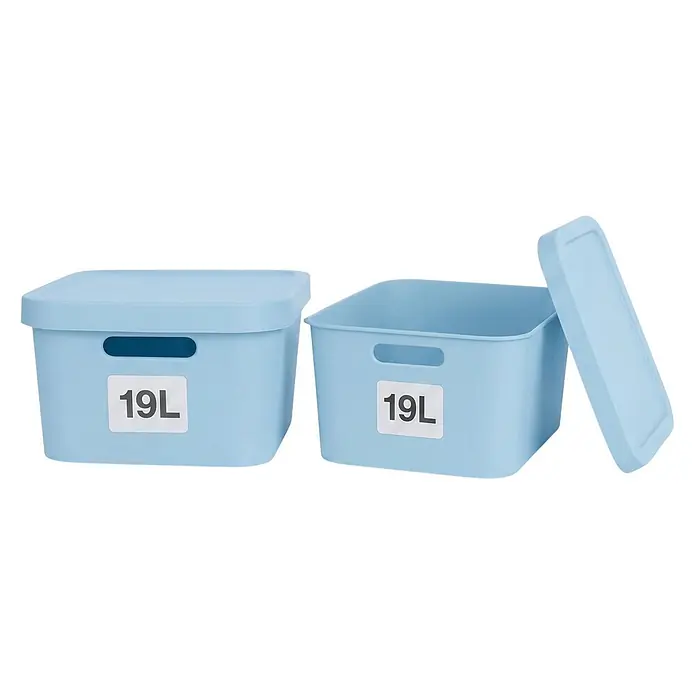 Plastard Aufbewahrungsbox-Set 2er-Set 19 Liter in Blau mit Deckel – Stapelboxen, Lagerboxen - L x B x H: 45,5 x 33,5 x 15,5 cm, Kunststoff, Blau, 2 Stk. - Zwei hellblaue Kunststoff-Aufbewahrungsboxen mit Deckeln, eine geschlossen, eine offen. Beide haben ein 19L-Kapazitätsetikett.