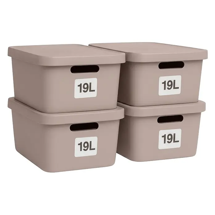 Plastard Aufbewahrungsbox-Set 4er-Set 19 Liter in Pink mit Deckel – Stapelboxen, Lagerboxen - L x B x H: 45,5 x 33,5 x 15,5 cm, Kunststoff, Pink, 4 Stk. - Vier gestapelte beigefarbene Kunststoff-Aufbewahrungsboxen mit Deckel, jeweils mit integrierten Griffen und '19L'-Etikett.
