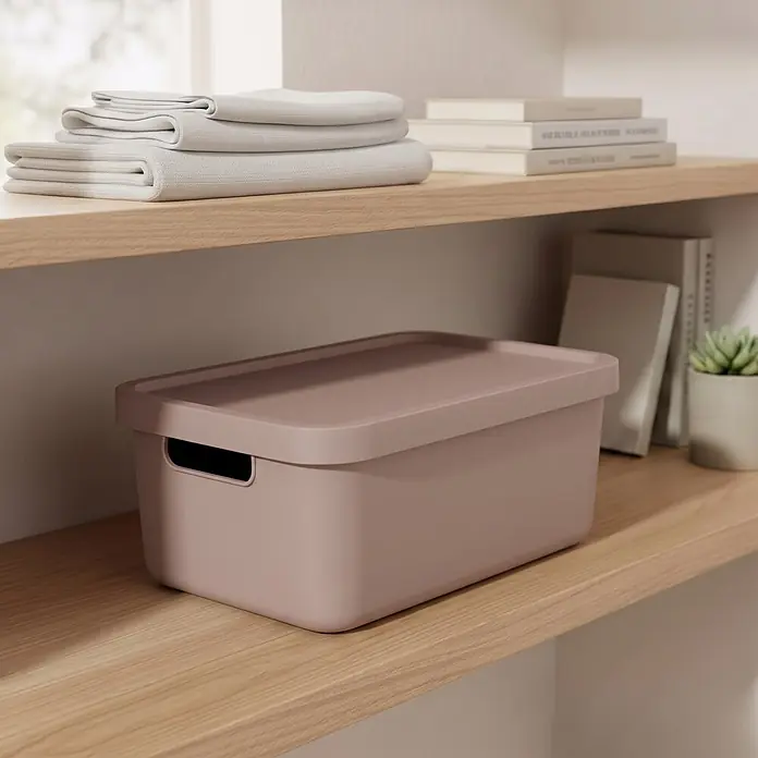 Plastard Aufbewahrungsbox-Set 2er-Set 31 Liter in Pink mit Deckel – Stapelboxen, Lagerboxen - L x B x H: 45,5 x 33,5 x 25 cm, Kunststoff, Pink, 2 Stk. - Staubrosa Aufbewahrungsbox aus Kunststoff mit Deckel auf einem Holzregal.
